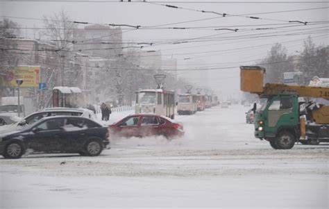 Челябинск встал в пробках: город застрял из‑за сильного снегопада