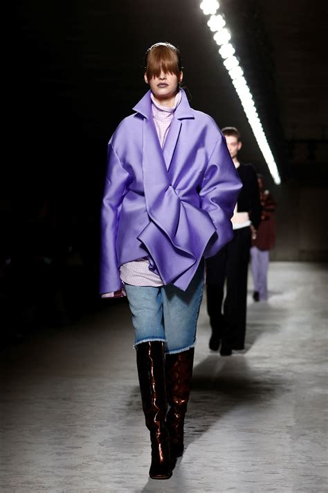 Неоновая середина недели: что показали Courrèges, Balmain и Dries Van Noten в Париже