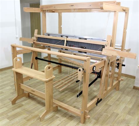 В России входят в моду старинные ткацкие станки