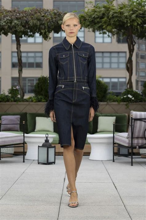 Возвращение стиля: как мини и яркий деним завоевывают лето женщин за 30