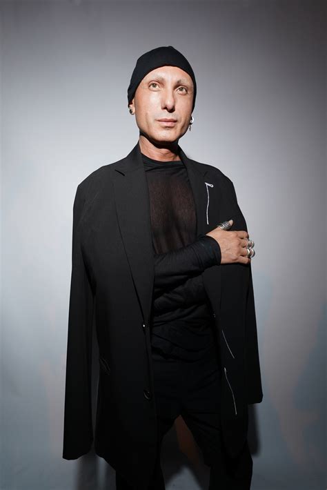 Янис Чамалиди в Эрарта: когда мода встречает мысль — нон-финито, 4 марта 2026