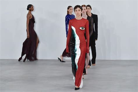 Яркий образ Ксении Собчак покорил Парижскую неделю моды