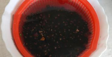 Blackcurrant dihaluskan dengan gula, resep yang sudah terbukti dengan foto