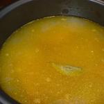 स्मोक्ड चिकन विंग्स के साथ मटर का सूप स्मोक्ड विंग्स के साथ मटर का सूप