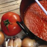 Matlagning hemma den mest utsökta tomatjuice (för vintern och inte bara)