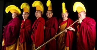 तिब्बती बौद्ध धर्म के मुख्य विद्यालय गेलुग्पा किस प्रकार का धर्म है?