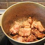 وصفة ضلوع اللحم البقري في إناء ضلوع لحم الخنزير مع الخضار في الأواني