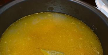 Гороховий суп з копченими курячими крильцями Суп гороховий з копченими крильцями