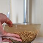 Hur man lagar korngröt i en långsam spis, mikrovågsugn, kastrull