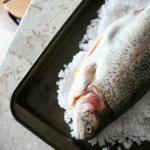 Cara mengasinkan ikan trout di rumah